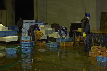 鱼市场工作的渔民们图片