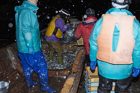 夜晚忙碌工作的渔民们图片