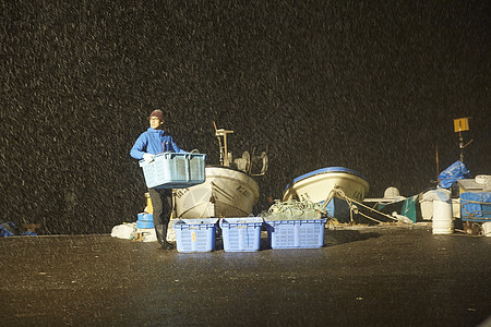 深夜在港口工作的渔民图片