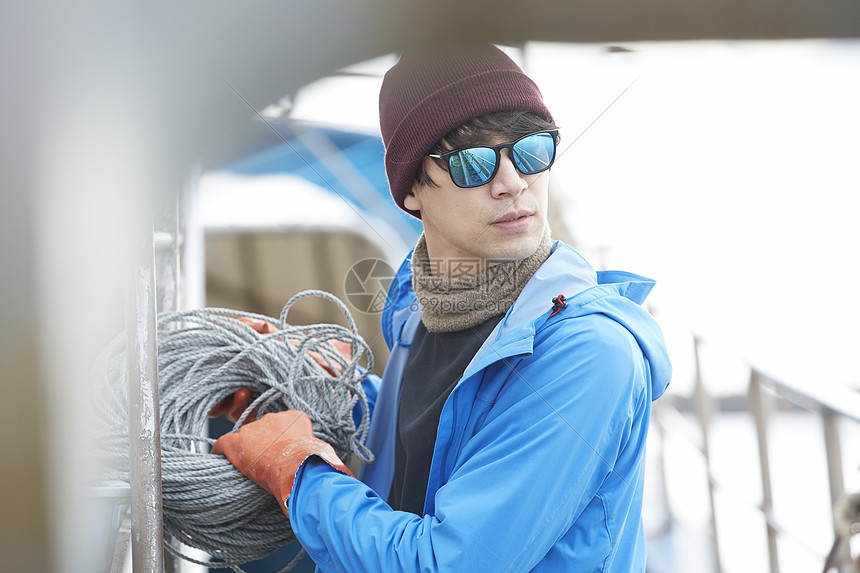 手拿缆绳的渔夫的肖像图片