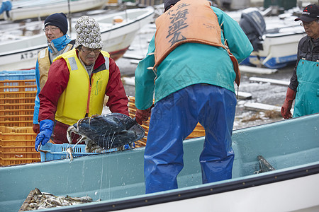 开铲车工人早晨在港口工作的渔民背景