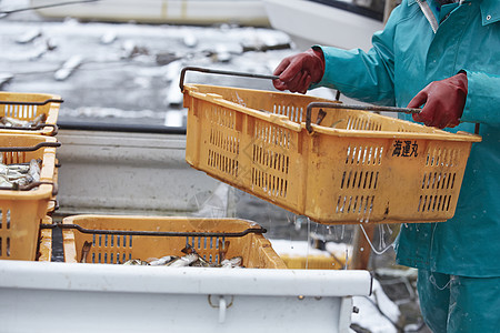 拿着鱼筐的渔民图片素材