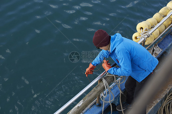 拉绳子的渔夫图片