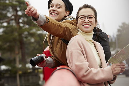 带着相机外国妇女和拿着地图的日本妇女在老街道采风岐阜县图片