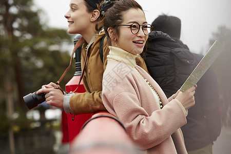 带着相机外国妇女和拿着地图的日本妇女在老街道采风岐阜县图片