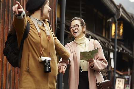 步行带着相机外国妇女和拿着地图的日本妇女在老街道采风岐阜县图片