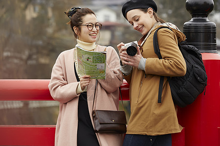  分享照片的外国女性图片