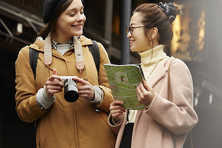  两位旅行的女性图片