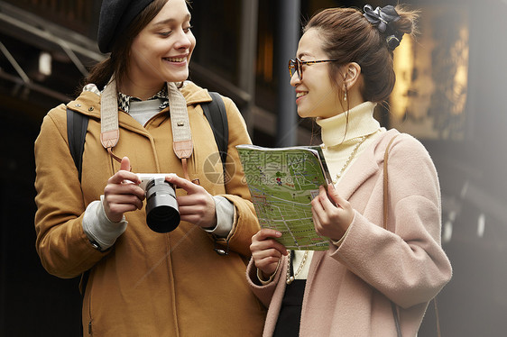  两位旅行的女性图片