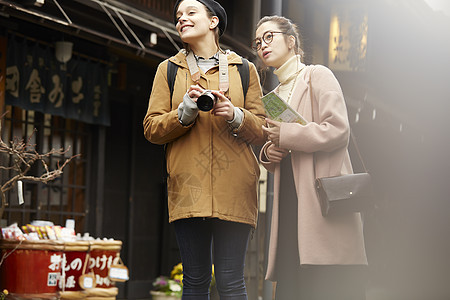  好奇的两位女性图片