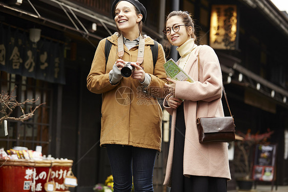  开心的两位旅行女性图片