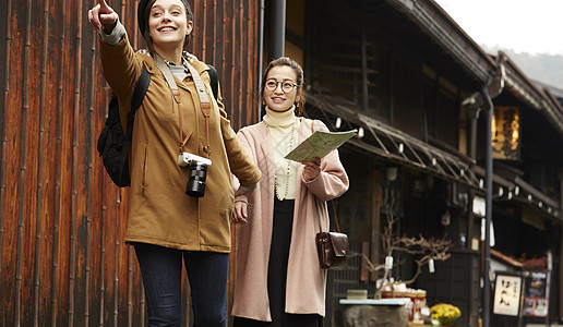  指向远方的外国女性图片