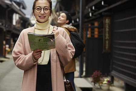 带着相机外国妇女和拿着地图的日本妇女在老街道采风岐阜县图片