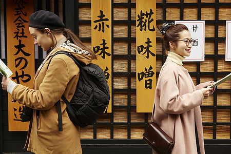 带着相机外国妇女和拿着地图的日本妇女在老街道采风岐阜县图片