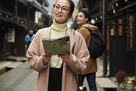 带着相机外国妇女和拿着地图的日本妇女在老街道采风岐阜县图片