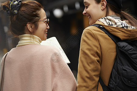 带着相机外国妇女和拿着地图的日本妇女在老街道采风岐阜县图片