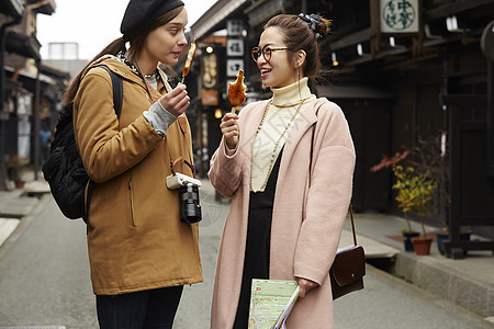 漫步城堡高山外国妇女和日本妇女吃老街道镇gofiramochi图片