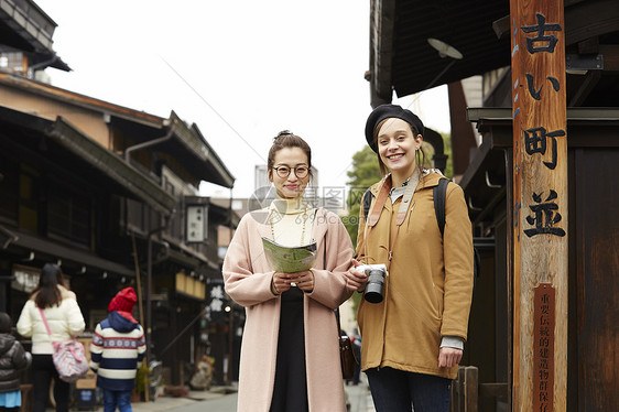 少女女人老城区外国妇女和日本妇女观光的老街道图片