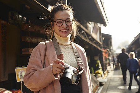 女生历史文稿空间妇女观光的老街道图片