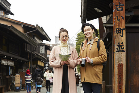 20多岁东海地区冬天外国妇女和日本妇女观光的老街道图片