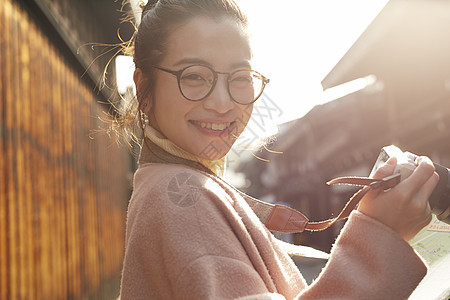 笑脸岐阜日式房屋妇女观光的老街道图片