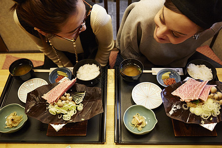 吃人类俯视享受飞beef牛肉美食午餐和日本女外国女图片