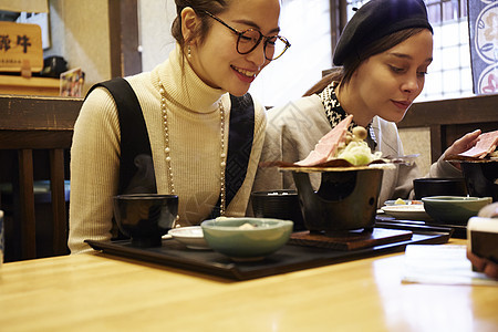 旅行午饭笑脸享受飞beef牛肉美食午餐和日本女外国女图片