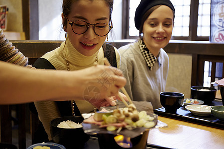 日式烧烤情侣溜达享受飞beef牛肉美食午餐和日本女外国女图片