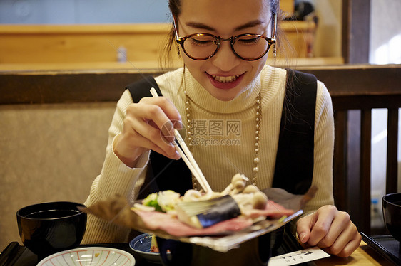 笑脸岐阜县姐妹出游妇女享受飞beef牛肉美食午餐图片