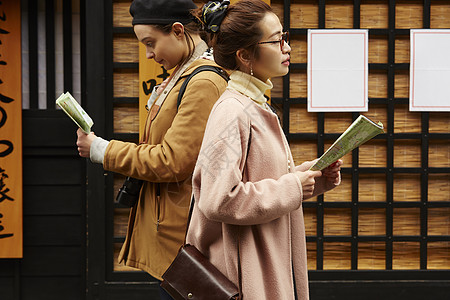 外国人轮廓古都外国妇女和日本妇女观光的老街道图片