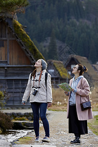 留白女休息妇女在建筑中旅行与联合形成图片