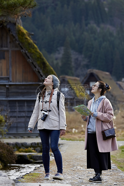 留白女休息妇女在建筑中旅行与联合形成图片