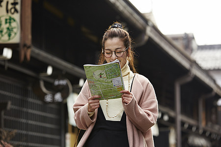 流行笑脸旧城区妇女观光的老街道图片