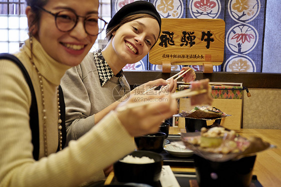 外国妇女和日本妇女享受美食岐阜县图片