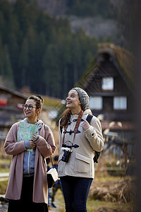 带着相机和地图的两个女人来采风岐阜县图片