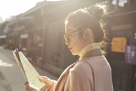 带着相机和地图的女人来采风岐阜县图片