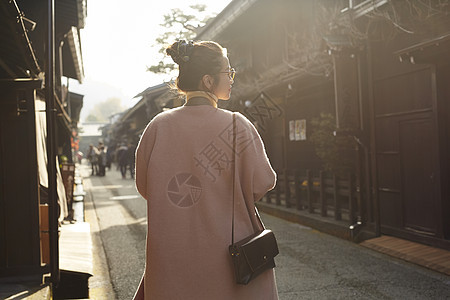 带着相机和地图的女人来采风岐阜县图片