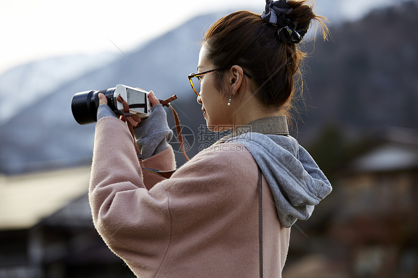 带着相机和地图的女人来采风岐阜县图片