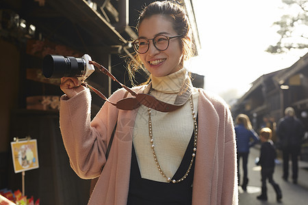 带着相机和地图的女人来采风岐阜县图片