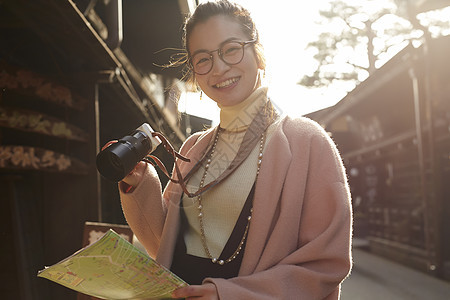 带着相机和地图的女人来采风岐阜县图片