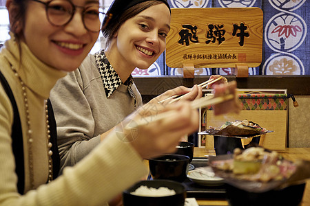  开心吃饭的两位女性图片