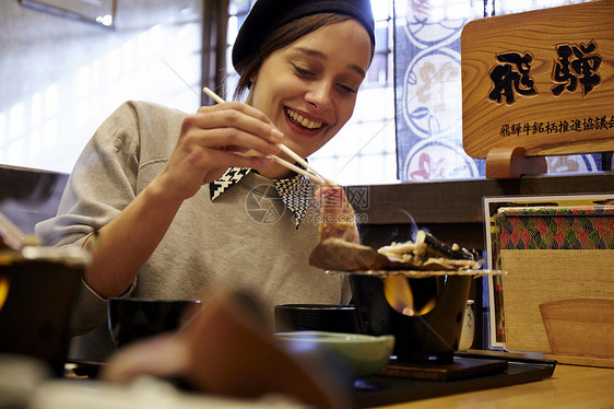 外国妇女享用午餐图片