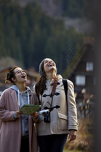 假期出游开心的女青年图片