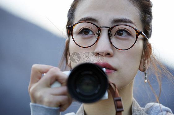 带着相机的女人来采风岐阜县图片