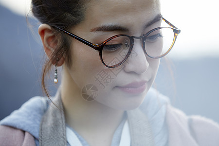 戴眼镜女生图片图片