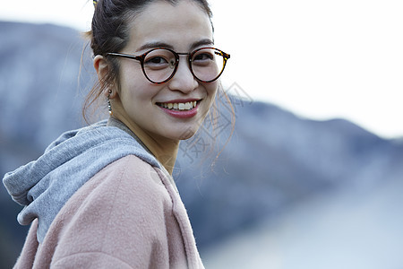 戴眼镜的女人回头微笑岐阜县图片