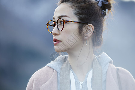 白敬亭侧脸戴眼镜的女人侧着头岐阜县背景