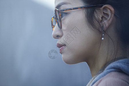 白敬亭侧脸戴眼镜的女人侧着头岐阜县背景