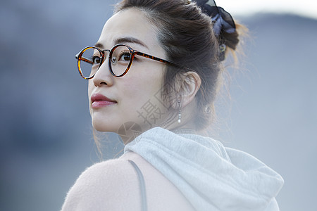 村田莲儿戴眼镜的女人侧着头岐阜县背景