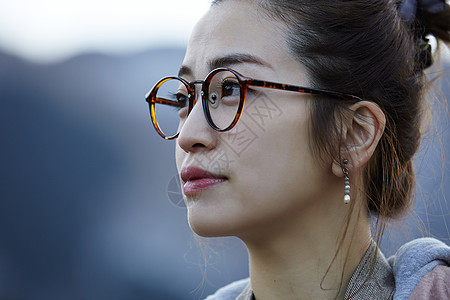 戴眼镜的女人侧着头岐阜县图片素材